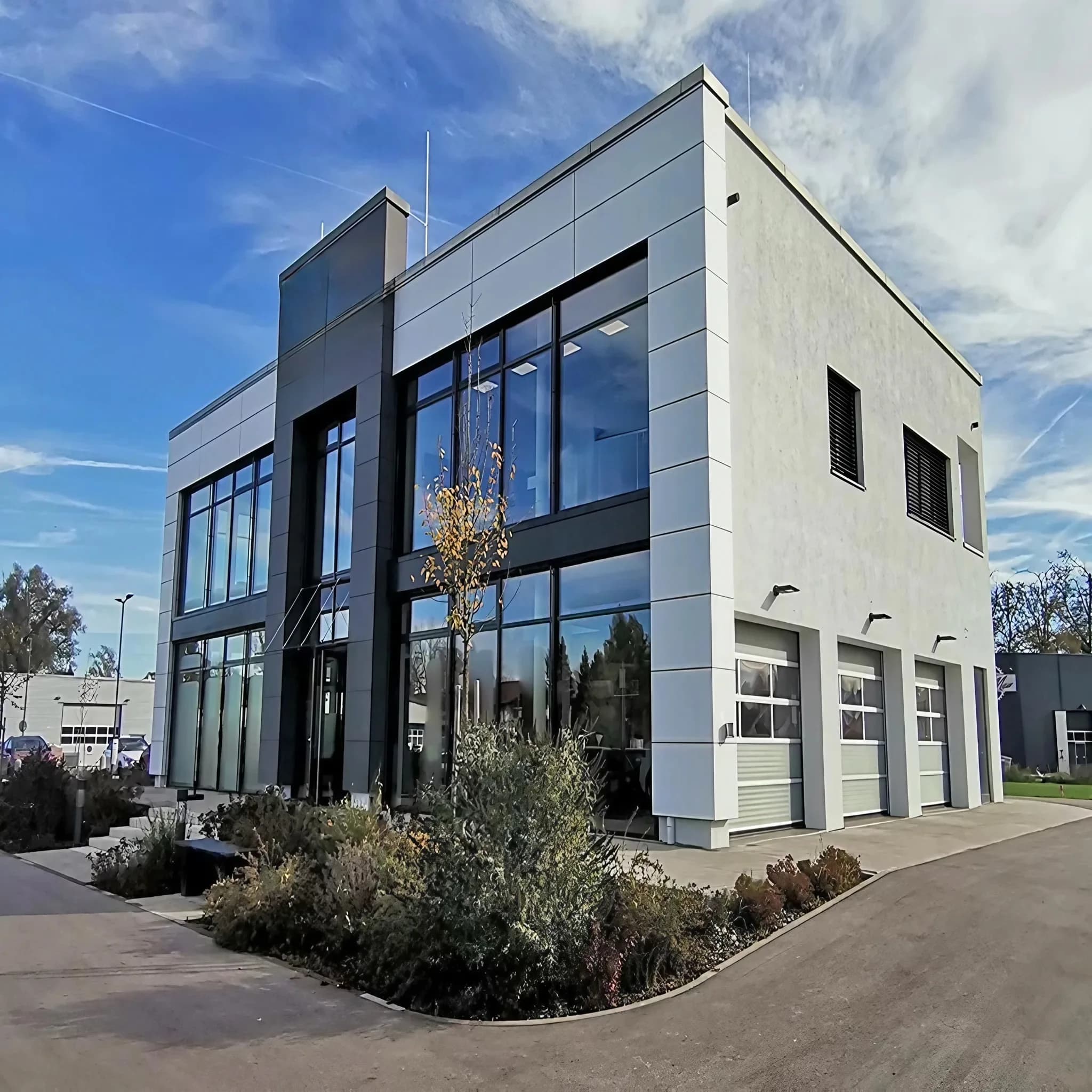 Autohaus Gewerbegebäude mit Büroeinheit